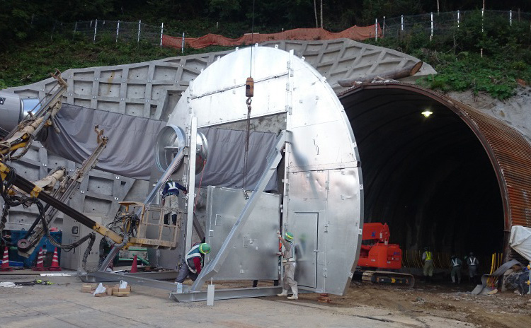 トンネル工事での防音対策 防音扉
