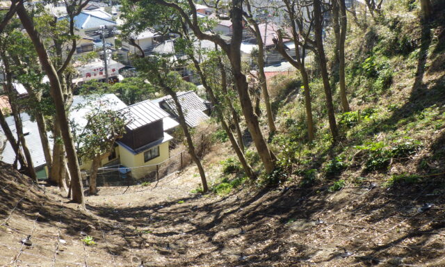 神奈川県鎌倉市稲村ガ崎の土砂災害・急傾斜地崩壊対策工事において、「ユニットネット工法」を導入。レッドゾーン（土砂災害特別警戒区域）内の施工事例。