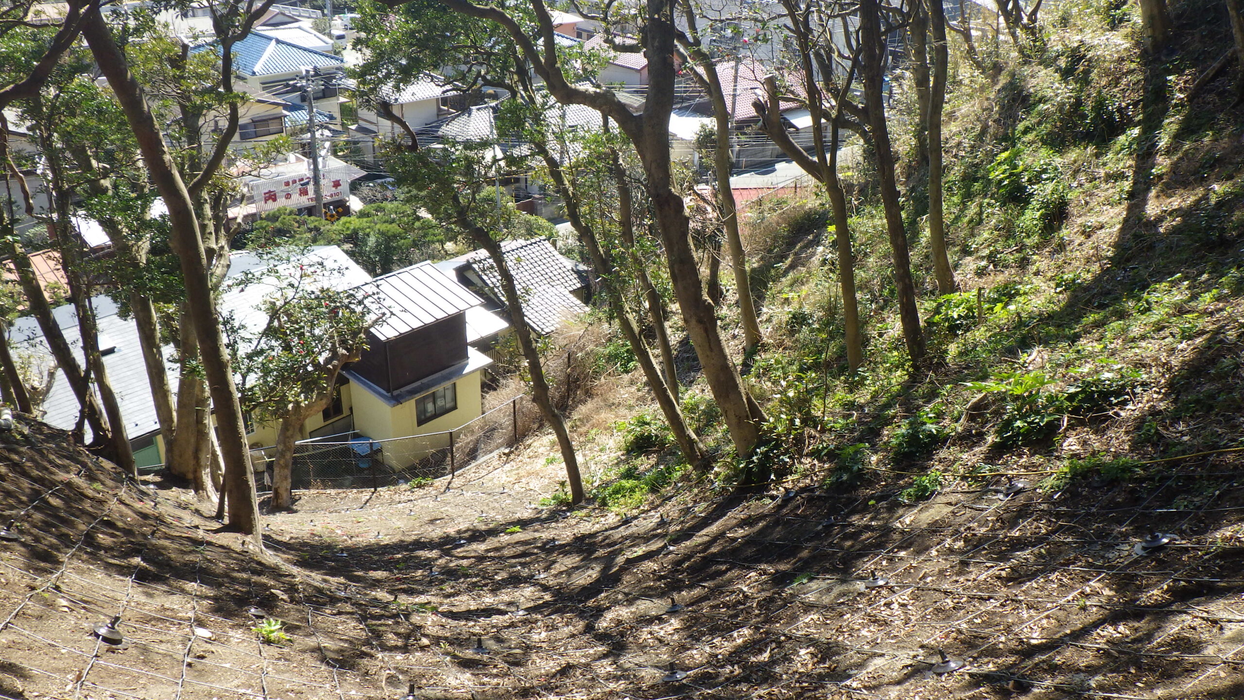 神奈川県鎌倉市稲村ガ崎の土砂災害・急傾斜地崩壊対策工事において、「ユニットネット工法」を導入。レッドゾーン（土砂災害特別警戒区域）内の施工事例。