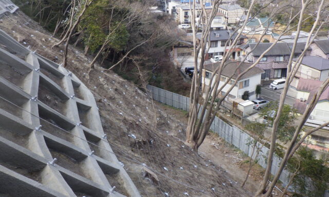 神奈川県横須賀市の土砂災害・急傾斜地崩壊対策工事において、「ユニットネット工法」を導入。レッドゾーン（土砂災害特別警戒区域）内の施工事例。