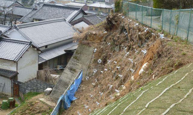 奈良県御所市の土砂災害・急傾斜地崩壊対策工事において、「ユニットネット工法」を導入。レッドゾーン（土砂災害特別警戒区域）内の施工事例。