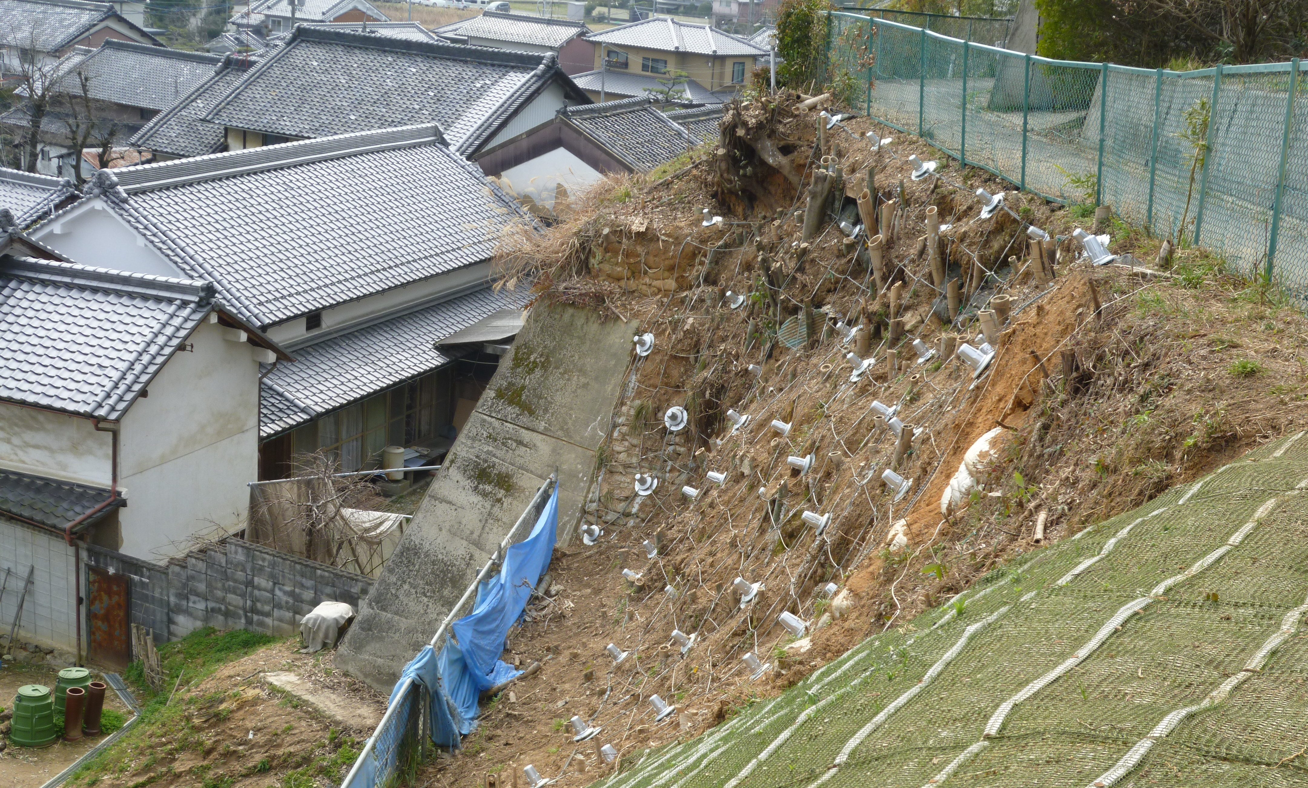 奈良県御所市の土砂災害・急傾斜地崩壊対策工事において、「ユニットネット工法」を導入。レッドゾーン（土砂災害特別警戒区域）内の施工事例。