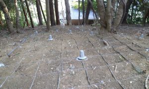 茨城県鉾田市の土砂災害・急傾斜地崩壊対策工事において、「ユニットネット工法」を導入。レッドゾーン（土砂災害特別警戒区域）内の施工事例。